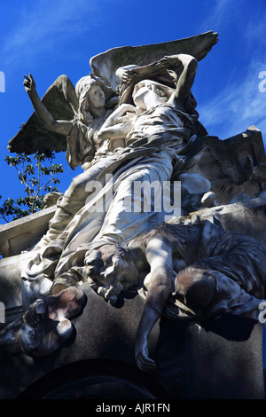 Recoleta Friedhof Grab mit Schutzengel und junge Frau Marmorskulptur. Viertel Recoleta, Buenos Aires, Argentinien Stockfoto