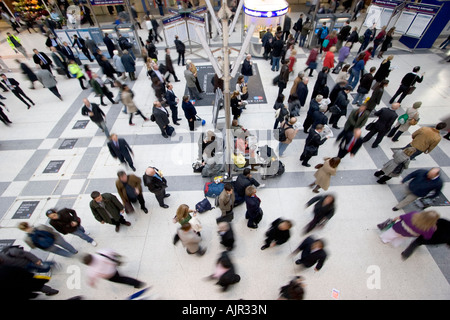 Passagiere in der Halle am Bahnhof Liverpool Street in London, großbritannien Stockfoto