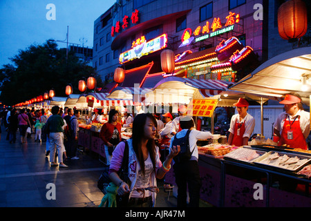 Essensstände auf Donghuamen Nachtmarkt Essen in der Nähe von Wangfuging Dajie Peking China Stockfoto