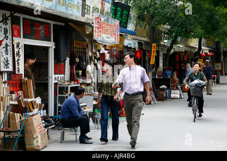 Passanten in der Liulichang Dajie Street bekannt für seine s Antiquitäten Geschäfte Peking China Stockfoto