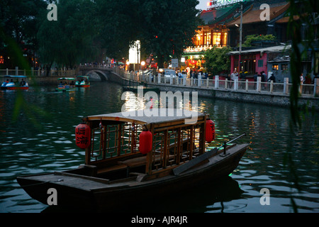 Qianhai und Houhai Seen die Gegend wird auch als Shichihai bezeichnet und besteht aus drei Seen im Norden von Peking China Stockfoto