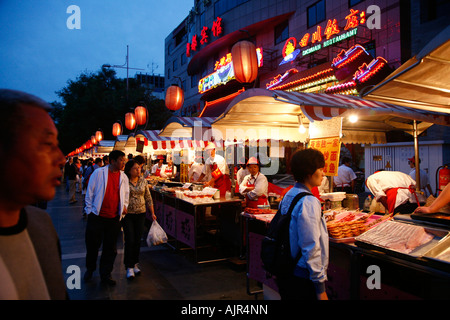 Essensstände auf Donghuamen Nachtmarkt Essen in der Nähe von Wangfuging Dajie Peking China Stockfoto