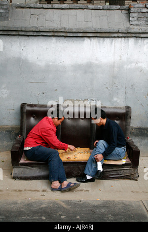 Zwei Männer spielen chinesisches Schach in der Straße Beijing-China Stockfoto