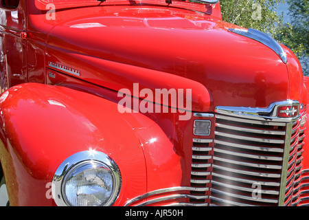 Nahaufnahme von Motorhaube und Kühlergrill von leuchtend roten Pickup-truck Stockfoto
