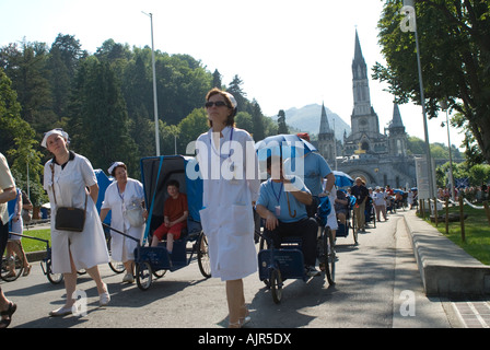 Rosenkranz-Wallfahrt am Sanctuaires Notre-Dame von Lourdes Stockfoto