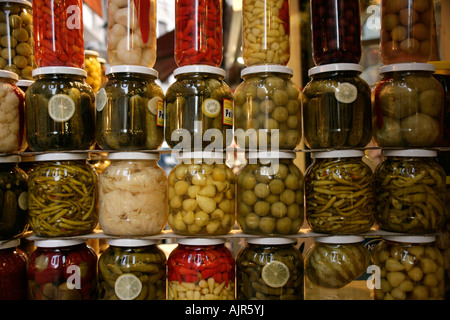 Eingelegte Lebensmittel in Gläsern Beyoglu, Istanbul, Türkei Stockfoto