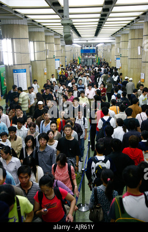 Menschen an einer U-Bahn station Beijing China Stockfoto