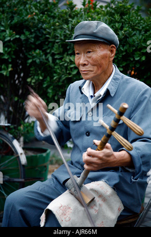 Musiker spielt ein Instrument namens Erhu im Bereich Houhai See Peking China Stockfoto