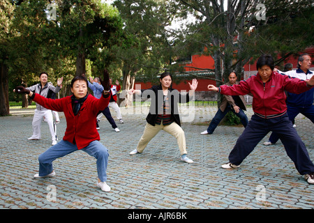 Menschen praktizieren Tai Chi in den frühen Morgenstunden an der Tempel des Himmels Beijing-China Stockfoto