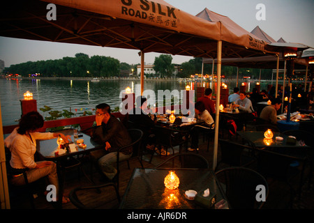 Leute sitzen in einem Restaurant von der Qianhai und Houhai Seen-Beijing-China Stockfoto