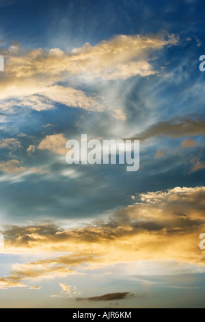 Sonnenuntergang Gewitterwolken in Indien. Indische bewölktem Himmel in der Sonne am Abend Stockfoto