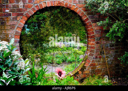 Blick in den Rosengarten am Broadleas, Devizes, Wiltshire, England, Vereinigtes Königreich Stockfoto