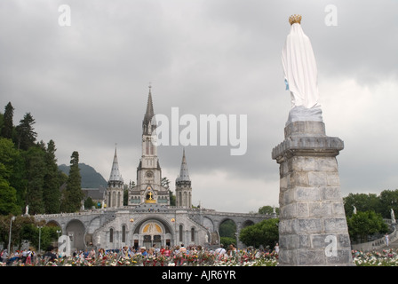 Maria-Statue vor der Basilika der Unbefleckten Empfängnis Notre Dame de Lourdes Stockfoto