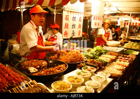 Essensstände auf Donganmen Nacht Lebensmittelmarkt in der Nähe von Wangfuging Dajie Peking China Stockfoto