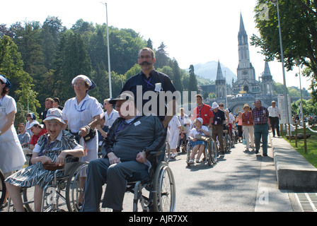 Rosenkranz-Wallfahrt am Sanctuaires Notre-Dame von Lourdes Stockfoto