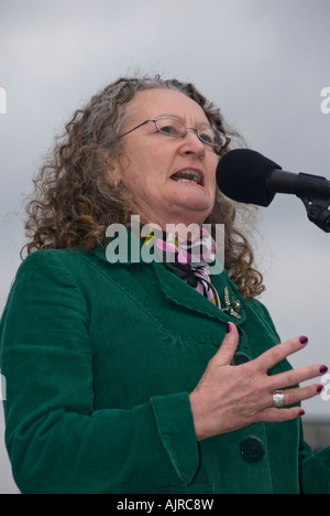 Grüne Partei London Assembly Mitglied Jenny Jones spricht am Trafalgar Square Rallye, Heimat der Truppen aus dem Irak zu bringen. Stockfoto