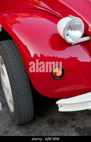 vorderen rechten Flügel eines roten 2CV Autos Stockfoto