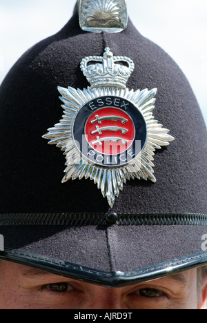 Verschließen des britischen Polizisten Helm Stockfoto