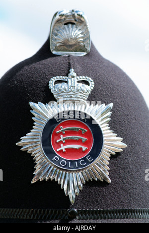 Verschließen des britischen Polizisten Helm Stockfoto