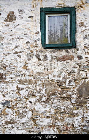 Holzfenster, inmitten eines alten weiß getünchten Mauer Challe Belgien Stockfoto