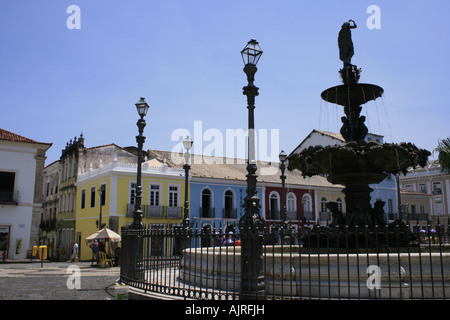 Gebäude aus der Kolonialzeit und Brunnen an der Praça da Se in Pelourinho Viertel von Salvador Stockfoto