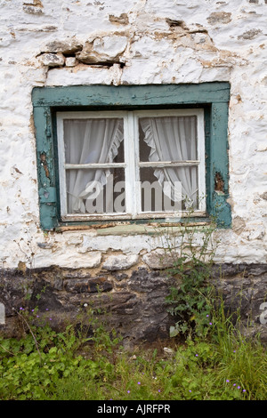Holzfenster, inmitten von alten weiß getünchten Mauer Haus Challe Belgien Stockfoto