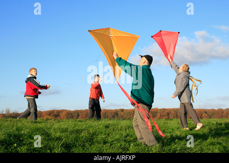 Großeltern und ihre Enkel sind Drachen zusammen fliegen. Stockfoto