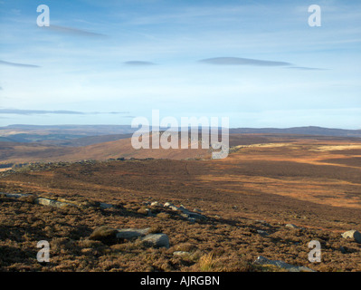 Stanage Edge im Peak District Nationalpark Englands, bedeckt mit Heidekraut Moorland. Stockfoto