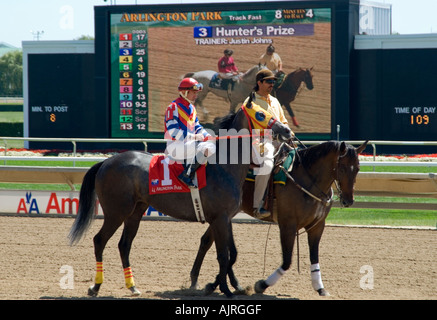 Vollblut & Jockey paradieren vor Rennen Stockfoto