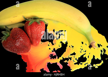 Erdbeere und Banane mit gelben und roten Saft zusammen laufen auf schwarzem Hintergrund Stockfoto