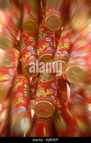 Chinesische Feuerwerkskörper hängen vor einem Stall im Stanley Street Market Hong Kong Stockfoto