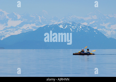 Kajakfahrer im Tandem Seekajak im Glacier Bay National Park and Preserve in Alaska, USA Stockfoto