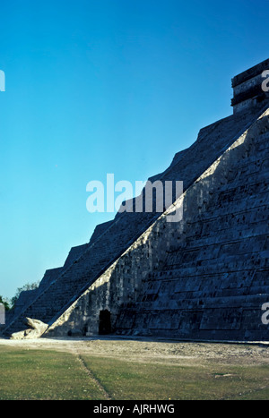 Equinox Schlange Schatten auf den Treppen des Schlosses Pyramide, Chichen Itza Maya-Ruinen, Yucatan, Mexiko, tritt September, März Stockfoto