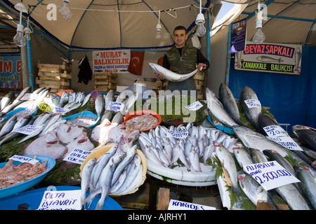 Fischhändler auf dem Fischmarkt in Beyoglu Stadtteil von Istanbul Türkei Stockfoto