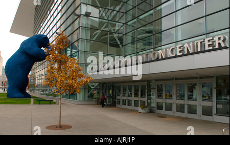 Eingang zum Colorado Convention Center mit einer Statue eines großen blauen Bären in der Innenstadt von Denver, Colorado, Vereinigte Staaten von Amerika Stockfoto