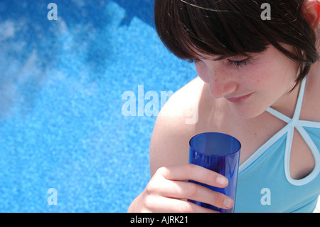 Junge Frau trinkt ein Glas Wasser Stockfoto