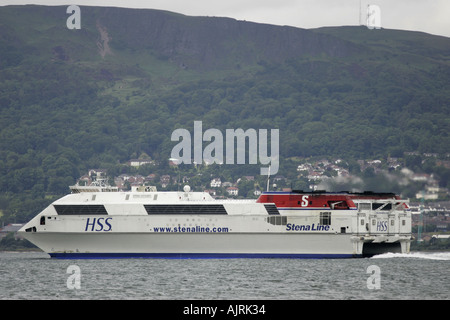 Jetzt verschrottet HSS Stena Voyager high speed car Ferry in Belfast Lough vorbei whiteabbey mit Hügeln im Hintergrund Stockfoto