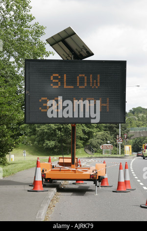 langsam 30mph solar powered Straßenschild A2 Bangor Road Northern Irland Stockfoto