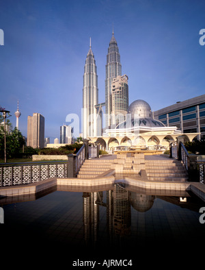 Masjid Asy Syakirin Moschee und Petronas Towers Kuala Lumpur Malaysia Stockfoto