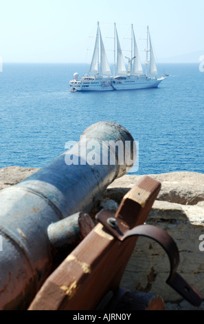 Bodrum in der Türkei, Wind Star Cruise Ship Segeln im Mittelmeer, von Bodrum Burg gesehen Stockfoto