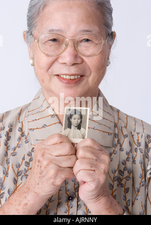 Nahaufnahme einer älteren Frau mit ein Foto Stockfoto