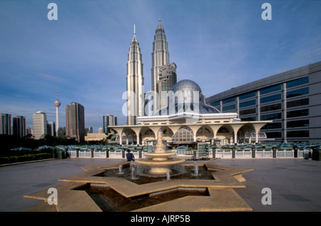 Masjid Asy Syakirin Moschee und Petronas Towers Kuala Lumpur Malaysia Stockfoto