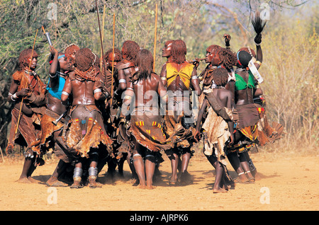 Frauen tanzen in Initiationszeremonie in Hamer Stamm Turmi Omo-River-Region Ostafrika von Äthiopien. Stockfoto