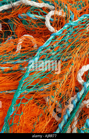 Fischernetze am Hafen von Pittenweem, East Neuk of Fife, Schottland in leuchtenden Farben. Stockfoto