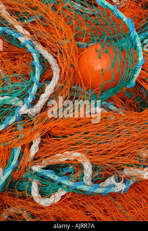 Fischernetze am Hafen von Pittenweem, East Neuk of Fife, Schottland in leuchtenden Farben. Stockfoto