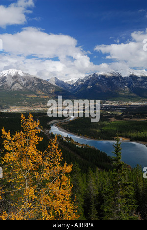 Ziege Teich Reservoir über Canmore mit Fairholme Bereich kanadischen Rocky Mountains Alberta Kanada im Herbst Stockfoto