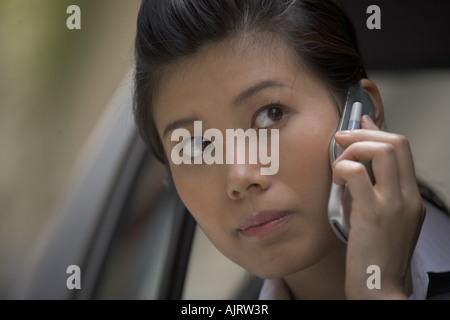 Eine Geschäftsfrau, die Benutzung eines Mobiltelefons in Nahaufnahme Stockfoto