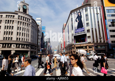 Fußgänger überqueren Sie die Straße in gehobenen shopping Bezirk Ginza in Tokio Japan Stockfoto