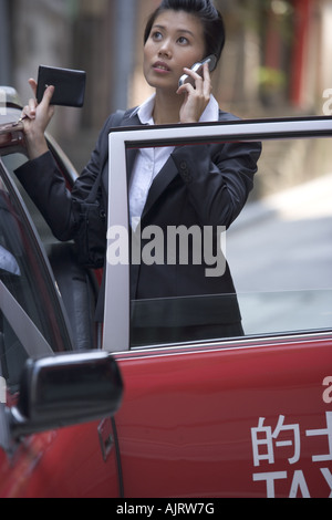 Frau am Handy. Stockfoto