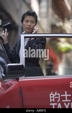 Frau am Handy. Stockfoto